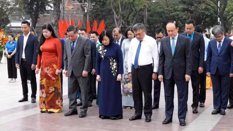 Dirigentes de Hanói conmemoran 155o aniversario de natalicio de V. I. Lenin.