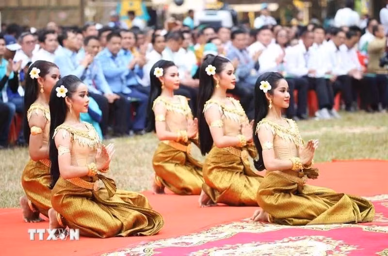 Programa de presentaciones artísticas para dar la bienvenida a la ceremonia de apertura de la serie de eventos Angkor Sangkranta 2025. (Fuente: VNA)