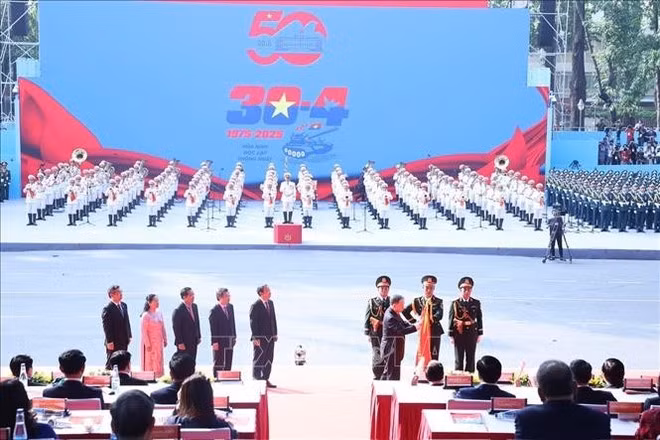 El secreario general del PCV, To Lam, en nombre de los líderes del Partido y del Estado, otorgó el título de "Héroe del Trabajo" al Comité del Partido, al Gobierno y al pueblo de Ciudad Ho Chi Minh. Foto: VNA