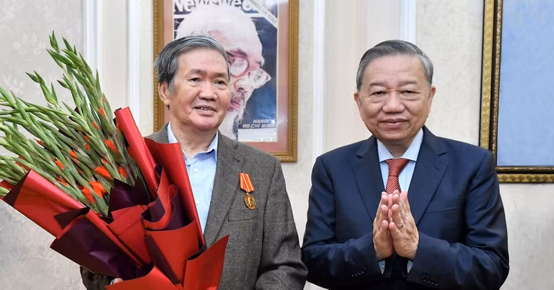 Líder partidista de Vietnam entrega Orden Ho Chi Minh ex permanente del Secretariado del XII mandato