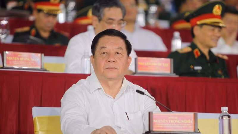 Nguyen Trong Nghia, miembro del Buró Político, jefe de la Comisión de Propaganda y Movilización de Masas del Comité Central del Partido, asiste al ensayo preliminar del desfile.