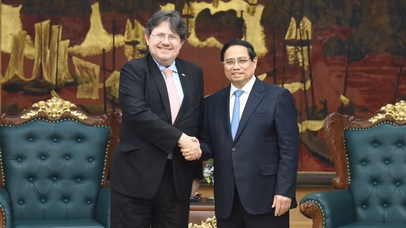 El primer ministro de Vietnam, Pham Minh Chinh (derecha), recibe al flamante embajador de Austria en Hanói, Philipp Agathonos. (Foto: VNA)