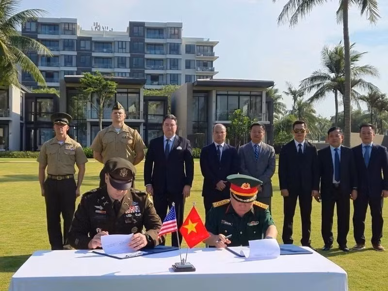 En la 169 ceremonia de firma de documento sobre la repatriación de militares estadounidenses. (Fuente: Cancillería/VNA)