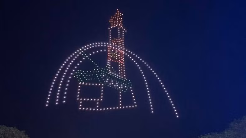 Los drones dibujan en el cielo la silueta de la fortaleza de Buon Ma Thuot.