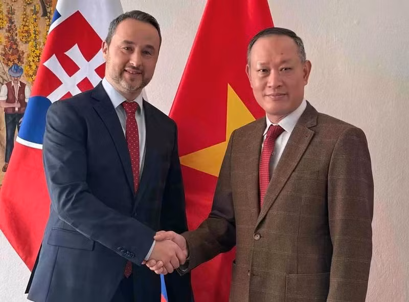El embajador de Vietnam en Eslovaquia, Pham Truong Giang, y el viceministro del Ministerio de Agricultura y Desarrollo Rural de ese país, Vladimir Vnuk (Foto: VNA)
