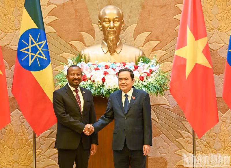 El presidente de la Asamblea Nacional, Tran Thanh Man, y el primer ministro de Etiopía, Abiy Ahmed Ali.