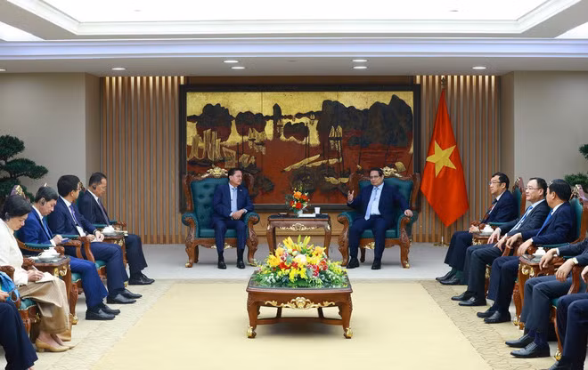 El primer ministro de Vietnam, Pham Minh Chinh, recibe al viceprimer ministro de Camboya, Neth Savoeun. (Fuente: VNA)