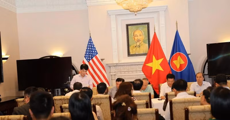 El ministro de Industria y Comercio Nguyen Hong Dien, jefe de la delegación negociadora del Gobierno, preside una reunión con representantes de los miembros de la delegación negociadora y los departamentos pertinentes antes y después del primer día de trabajo. (Foto: moit.gov.vn) 