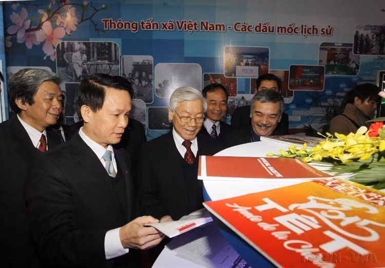 El secretario general del PCV, Nguyen Phu Trong, visitó el stand que exhibe publicaciones de prensa de la Agencia Vietnamita de Noticias en el Festival Primaveral de la Prensa de Vietnam 2015. Foto: VNA