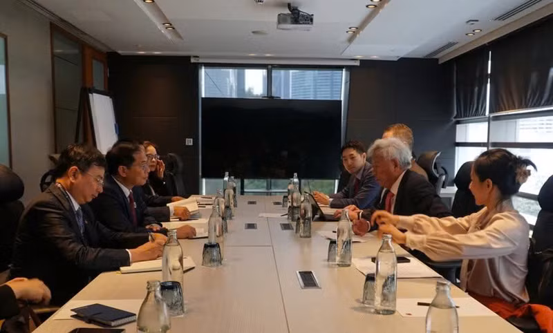 Durante el encuentro entre el presidente del Banco Asiático de Inversión en Infraestructura (AIIB), Jin Liqun, y el viceprimer ministro y canciller vietnamita, Bui Thanh Son. (Foto: VNA)
