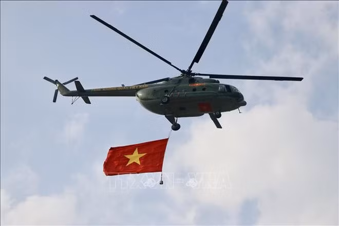 La bandera nacional ondea en el cielo mientras nos dirigimos hacia la ciudad de Ho Chi Minh. (Foto: VNA)