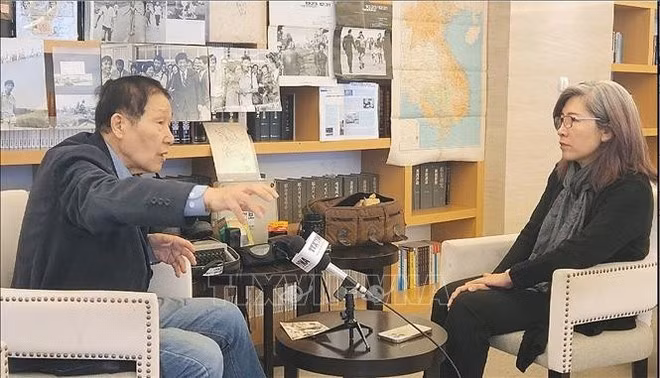Ahn Byung Chan, exreportero del periódico surcoreano Hankook Ilbo, en la entrevista concedida a la Agencia Vietnamita de Noticias (Foto: VNA)