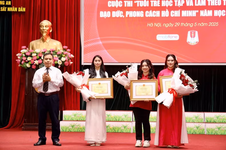 Los galardonados con el primer premio.