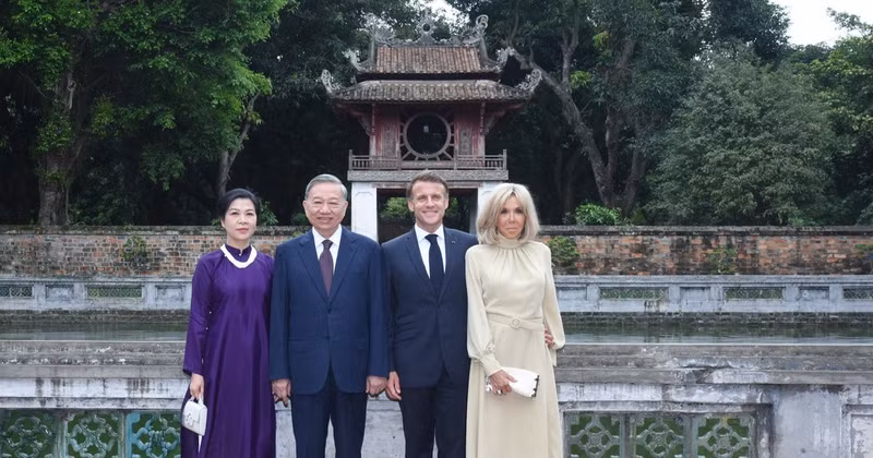 El secretario general del Partido Comunista de Vietnam, To Lam, y su esposa, junto con el presidente de Francia, Emmanuel Macron y su esposa, visitan el Templo de la Literatura (Foto: VNA)