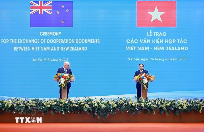 El primer ministro vietnamita, Pham Minh Chinh, y su homólogo neozelandés, Christopher Luxon, anunciaron la elevación de las relaciones entre los dos países a la asociación estratégica integral. (Fuente: VNA) El primer ministro vietnamita, Pham Minh Chinh, y su homólogo neozelandés, Christopher Luxon, anunciaron la elevación de las relaciones entre los dos países a la asociación estratégica integral. (Fuente: VNA)