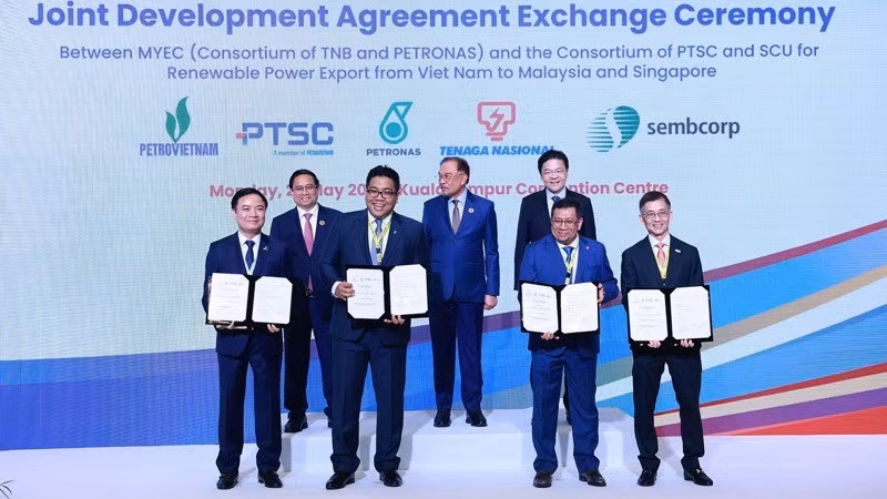 Los primeros ministros de Vietnam, Pham Minh Chinh; de Malasia, Anwar Ibrahim; y de Singapur, Lawrence Wong, atestiguan la firma del acuerdo trilateral para la exportación de energía renovable. (Foto: VNA)
