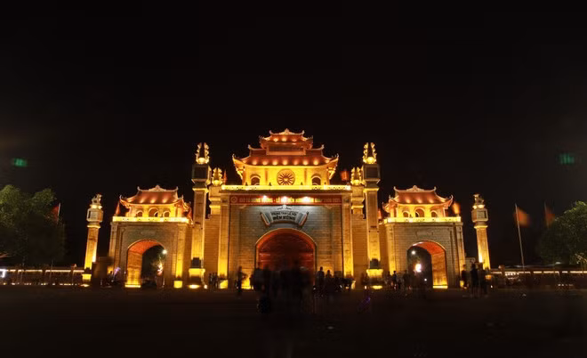 Los turistas experimentan un recorrido nocturno por el Templo de los Reyes Hung. (Fuente: VNA)