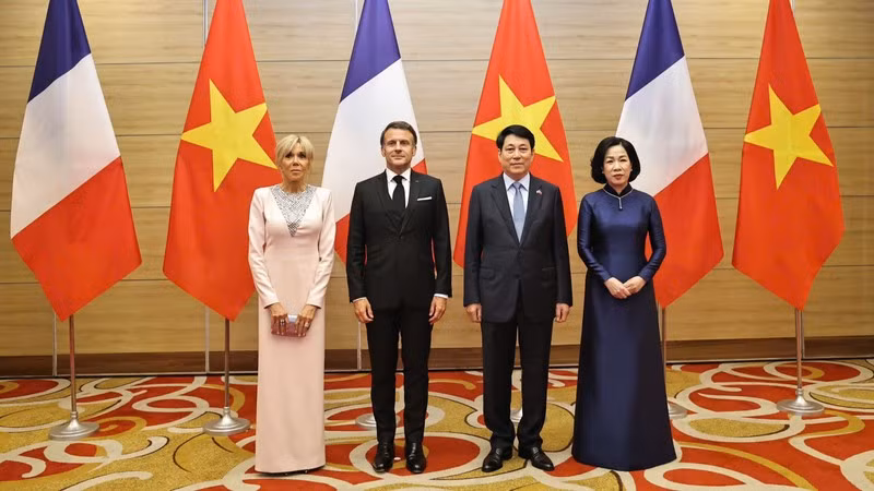 El presidente vietnamita, Luong Cuong, su homólogo francés, Emmanuel Macron, y sus esposas en el banquete en Hanói el 26 de mayo (Foto: VNA) 