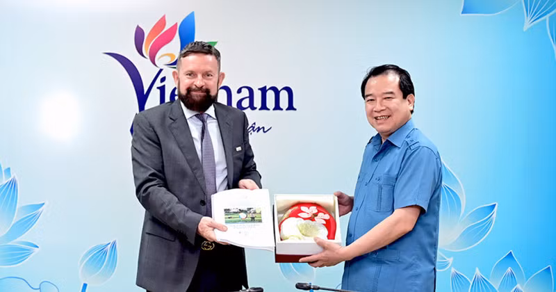 El subjefe del Departamento Nacional de Turismo, Ha Van Sieu y Edgar Doerig, representante en jefe de la Oficina Regional para Asia-Pacífico de la OIF.