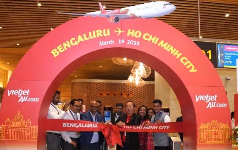 Gerentes de la aerolínea vietnamita Vietjet realizan la ceremonia de apertura de la ruta Ciudad Ho Chi Minh - Bangalore. (Fuente: VNA)