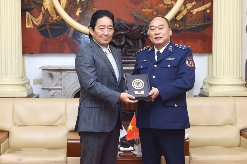 El teniente general Le Quang Dao, comandante de la Guardia Costera de Vietnam, recibe al embajador adjunto de Japón en Hanói, Isamu Ishikawa.
