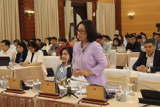 La jefa del Departamento de Gestión de Vivienda y Mercado Inmobiliario, Tong Thi Hanh, en el evento. (Fuente: VNA) La jefa del Departamento de Gestión de Vivienda y Mercado Inmobiliario, Tong Thi Hanh, en el evento. (Fuente: VNA)