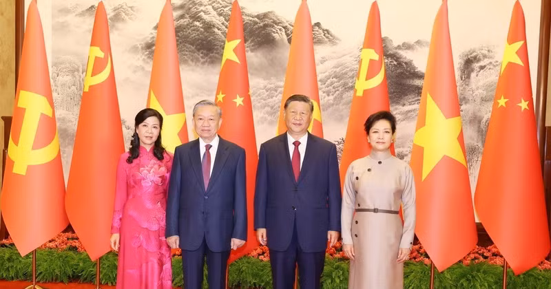 El secretario general del Partido Comunista y presidente de China, Xi Jinping, y su esposa, reciben al secretario general del Partido Comunista y presidente de Vietnam, To Lam, y su esposa, con motivo de la visita de Estado a China del máximo líder vietnamita, el 19 de agosto de 2024. (Foto: VNA)