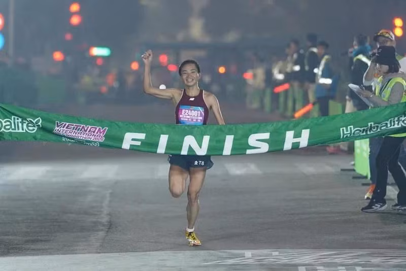 La atleta Nguyen Thi Oanh establece nuevo récord en el Medio Maratón Internacional de Vietnam. (Foto: VIHM)
