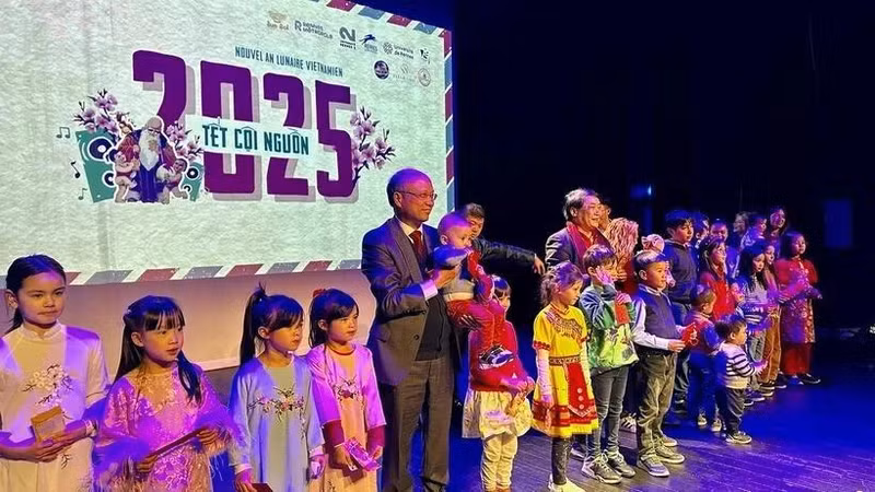 Estudiantes vietnamitas en Francia festejan por Año Nuevo