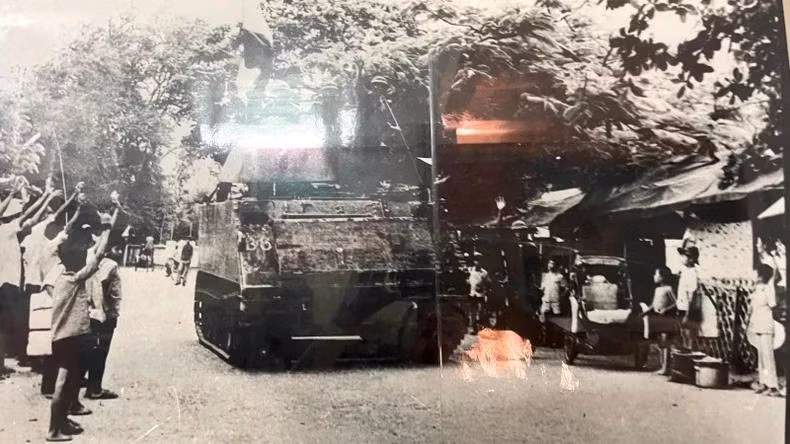 Nuestro ejército y el pueblo de Binh Thuan salen a la calle para celebrar la victoria. (Foto: VNA)