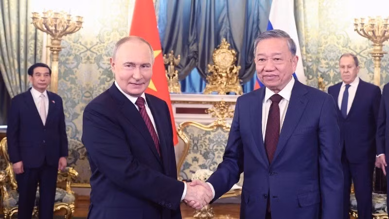 El secretario general del Partido Comunista de Vietnam, To Lam, y el presidente de Rusia, Vladimir Putin. (Fuente: VNA)