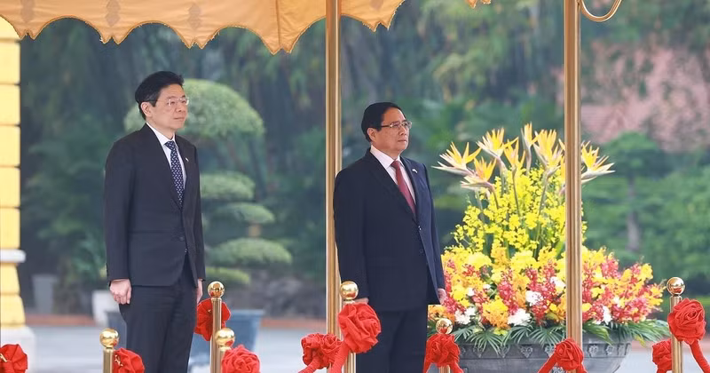 El primer ministro de Vietnam, Pham Minh Chinh, preside la ceremonia de bienvenida a su homólogo de Singapur, Lawrence Wong. (Fuente: VNA)