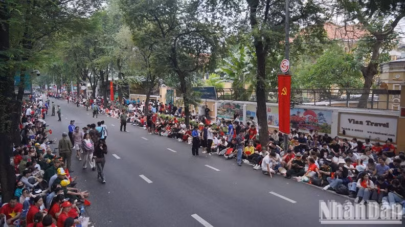 Pobladores se congregran en las calles para presenciar las actividades conmemorativas. Pobladores se congregran en las calles para presenciar las actividades conmemorativas.