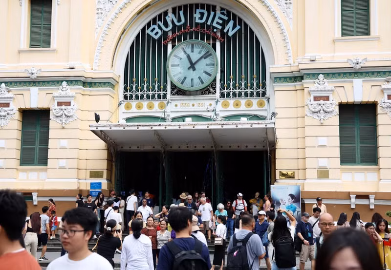 La Oficina Central de Correos de Ciudad Ho Chi Minh atrae a un gran número de visitantes (Foto: VNA)