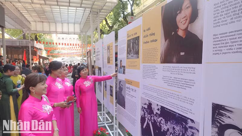 En la exposición.