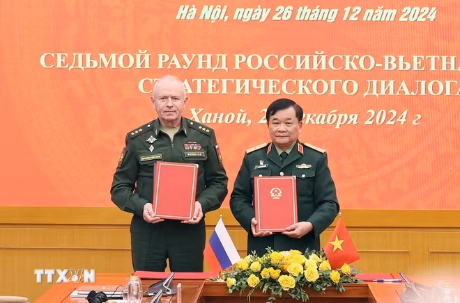 El viceministro de Defensa de Vietnam, Hoang Xuan Chien, y su homólogo ruso en la firma de un documento de cooperación entre las dos carteras. (Fuente: VNA)