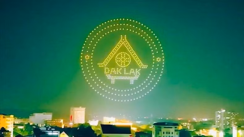 El logotipo de la provincia de Dak Lak formado por los drones.