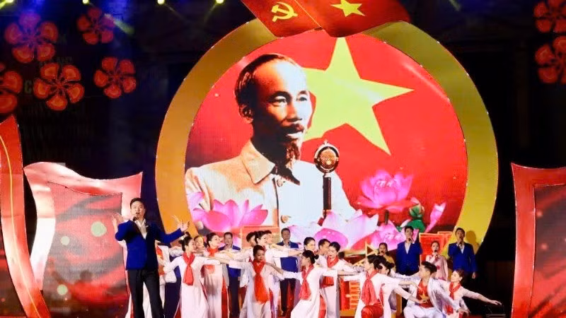 Celebran programa artístico en saludo a fundación del Partido Comunista de Vietnam