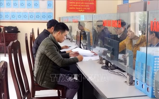 La gente realiza procedimientos administrativos a nivel comunal en Ha Nam. (Foto: VNA)