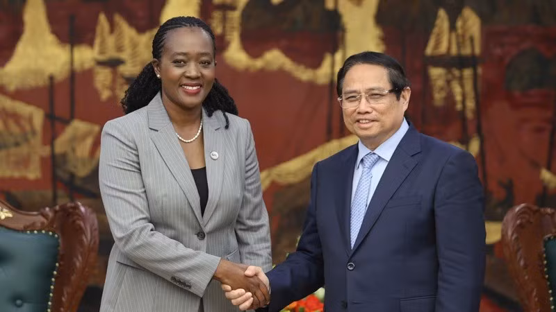 El primer ministro Pham Minh Chinh recibe a Soipan Tuya, secretaria del Gabinete de Defensa de Kenia (Fuente: VNA)