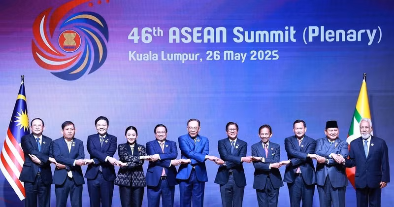 El primer ministro Pham Minh Chinh y líderes de los países de la Asean y Timor Leste participan en la sesión plenaria de la 46 Cumbre de la Asean. (Fuente: VNA)