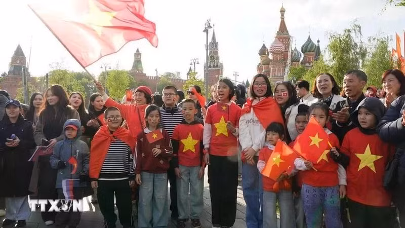 Los vietnamitas en Rusia se reúnen para recibir a la delegación militar de su país. (Foto: VNA) 