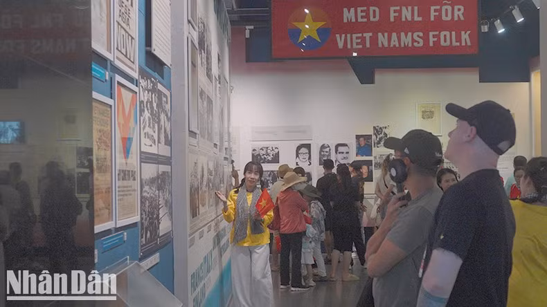 Turistas internacionales visitan la exposición en el Museo de Vestigios de Guerra.