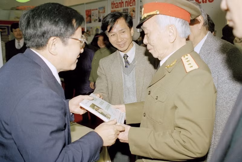 El General Vo Nguyen Giap visitó el stand de publicaciones de la Agencia Vietnamita de Noticias (VNA) en el Festival Primaveral de la Prensa de Vietnam 2000. Foto: VNA
