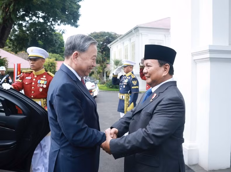 El presidente de Indonesia y titular del Partido del Movimiento Gran Indonesia, Prabowo Subianto, recibe al secretario general del PCV, To Lam.