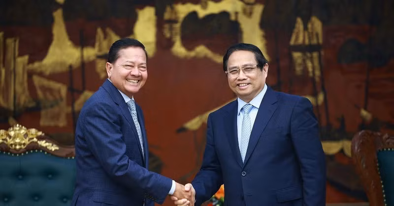 El primer ministro de Vietnam, Pham Minh Chinh, recibe al viceprimer ministro de Camboya, Neth Savoeun. (Fuente: VNA)