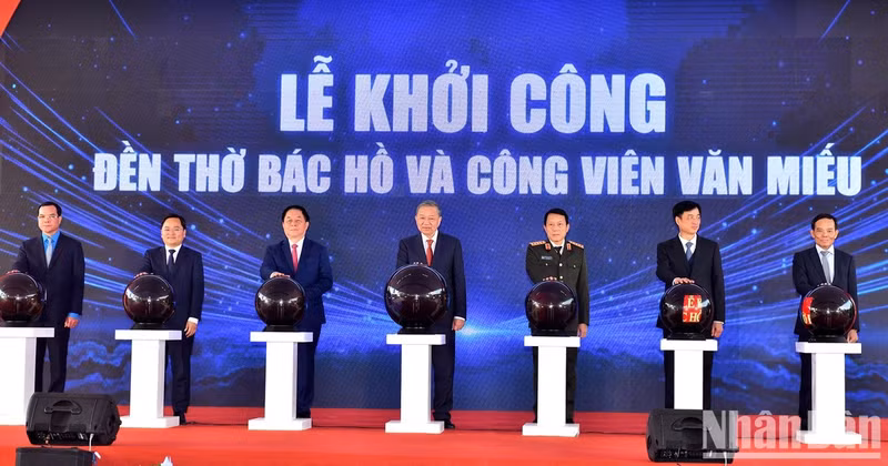 El secretario general del Partido Comunista de Vietnam, To Lam (centro), y funcionarios dan inicio a la construcción del Templo de Ho Chi Minh y el parque de Van Mieu en la ciudad de Bac Ninh. 