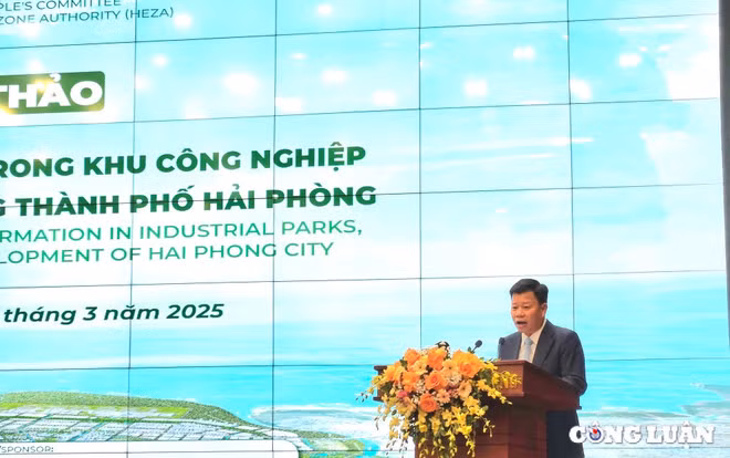 El jefe de la Junta de Gestión de la Zona Económica de Hai Phong, Le Trung Kien, habla en el evento. (Fuente: congluan.vn)