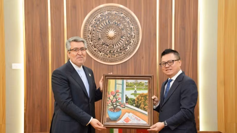 El presidente-editor del periódico Nhan Dan (Pueblo), recibe al embajador de Irán en Hanói. 