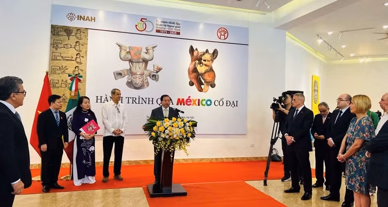 El viceministro de Cultura, Deportes y Turismo de Vietnam Ta Quang Dong habla en la cita.